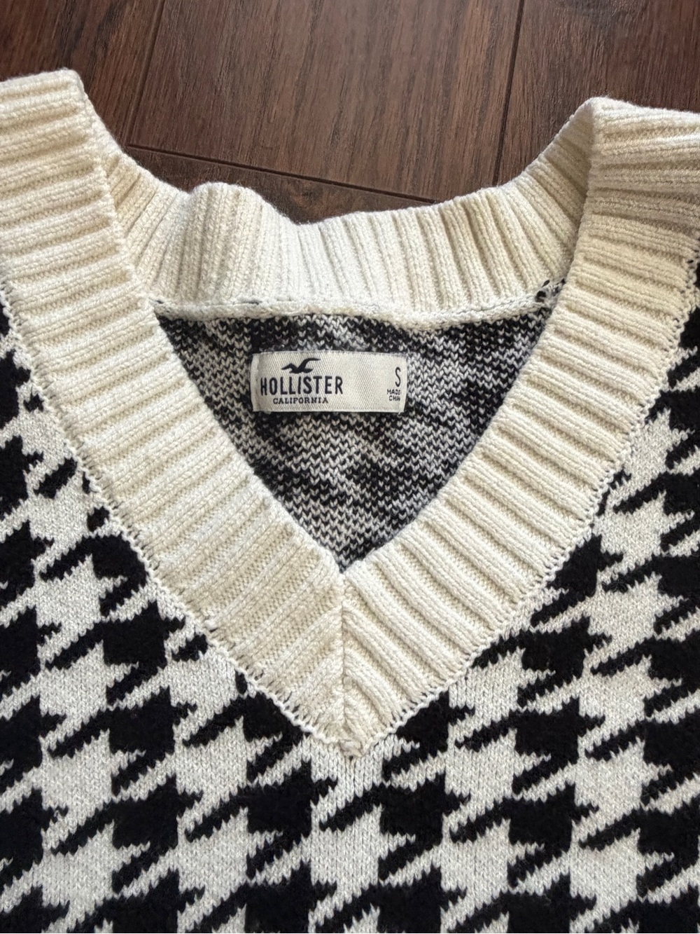 Hollister Men's Black and Cream Houndstooth V-Neck Sweater